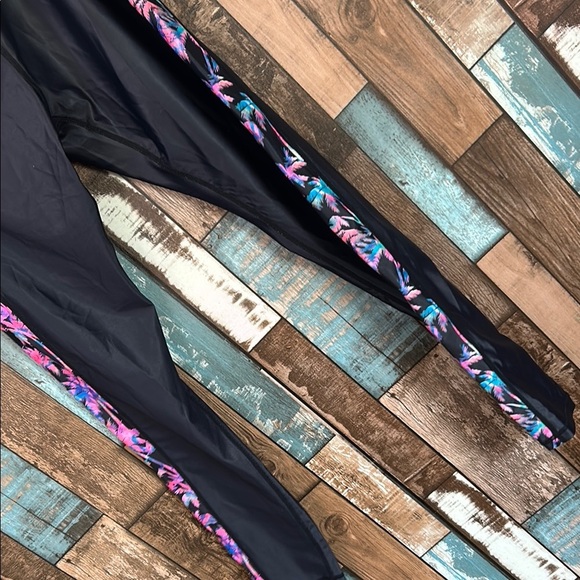 DR Large Black Leggings with tropical Floral Side Stripes - Picture 9 of 13